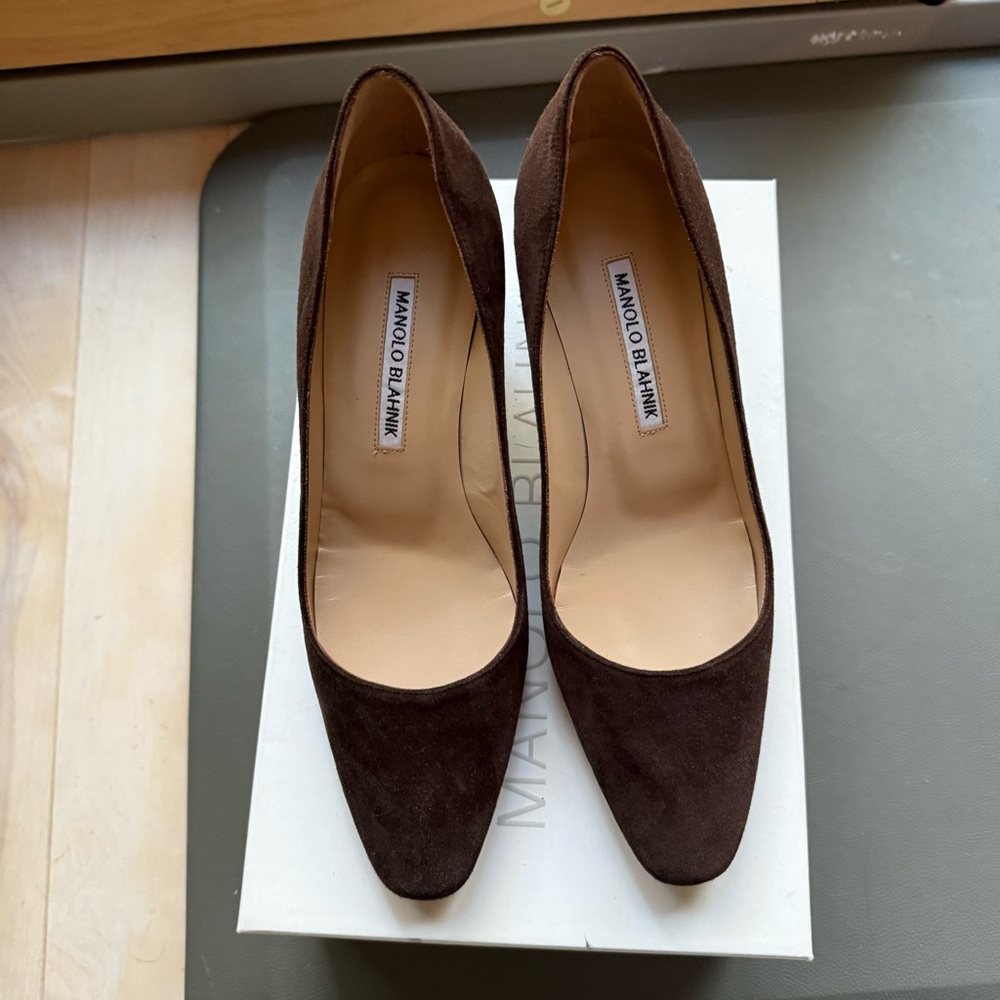 Manolo Blahnik - Dark Brown Suede Pump - EU37